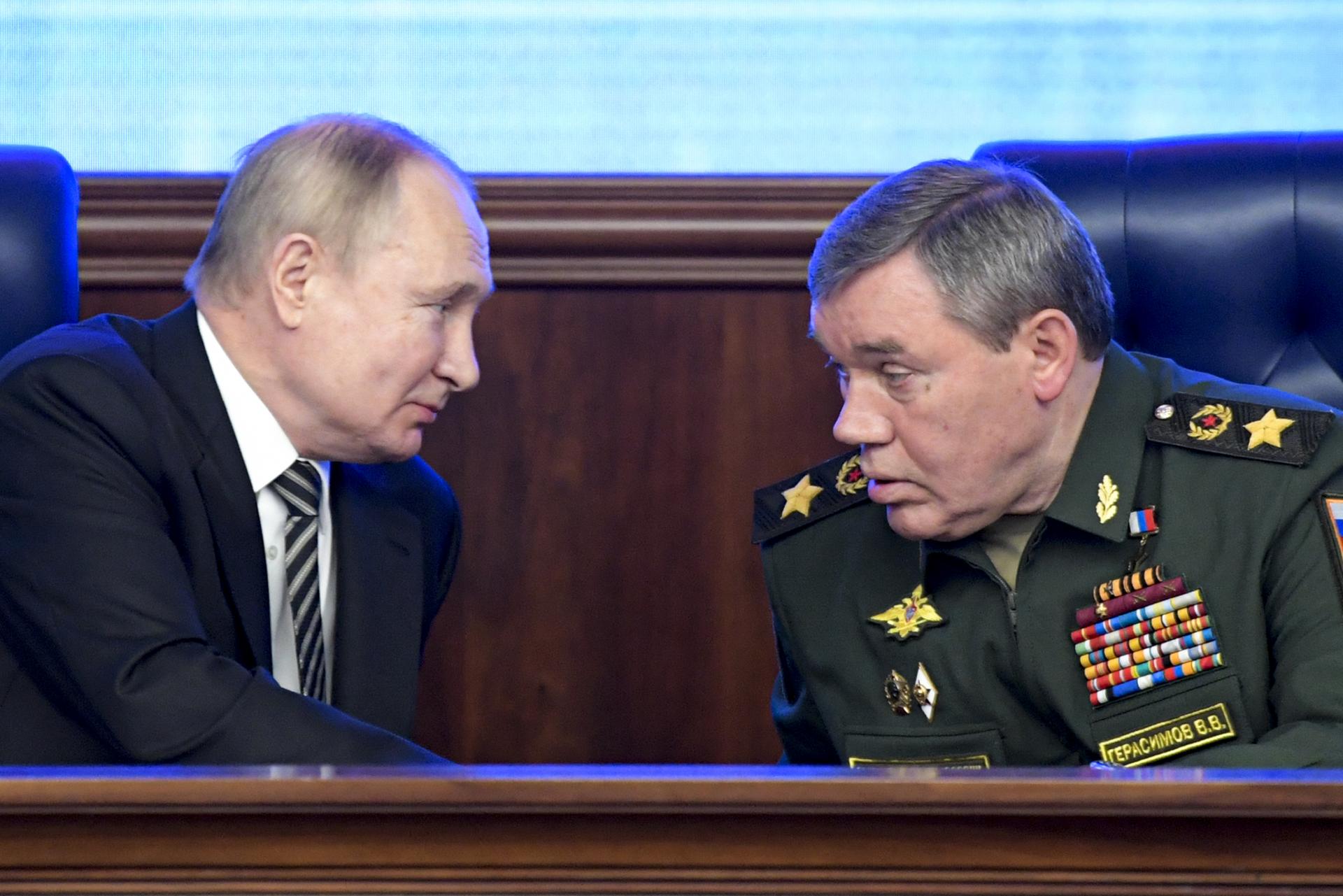 Vladimír Putin a náčelník generálneho štábu ruských síl Valerij Gerasimov, 21.12.2021.