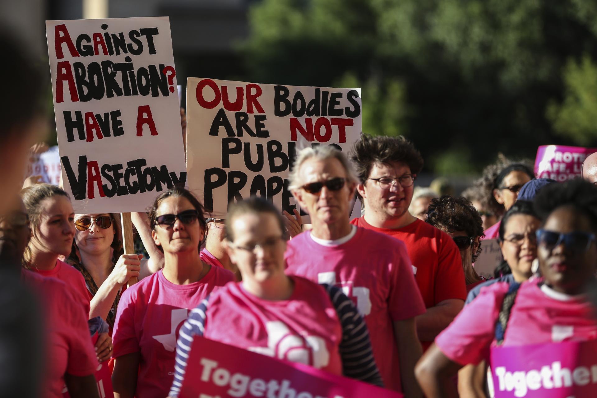 Ľudia sa spojili. Protestujú proti prísnemu zákazu potratov, ktorý postupne schvaľujú americké štáty.