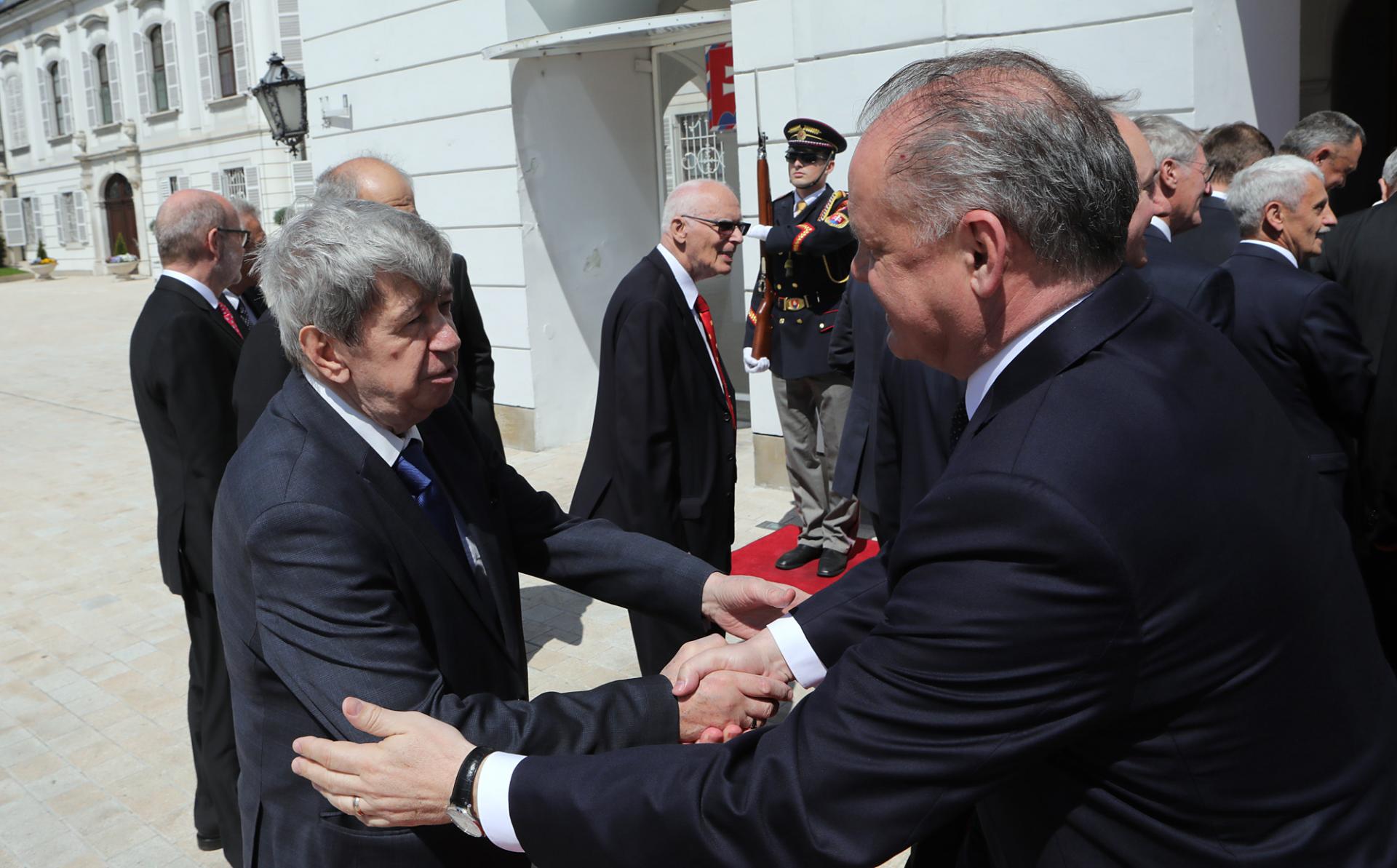 1. máj 2019 Bratislava, Slovenský republika: Bývalý minister zahraničných vecí SR Eduard Kukan a prezident SR Andrej Kiska sa vítajú pred Prezidentským palácom pred slávnostným obedom s ľuďmi, ktorí sa pričinili o vstup Slovenska do EÚ a NATO.