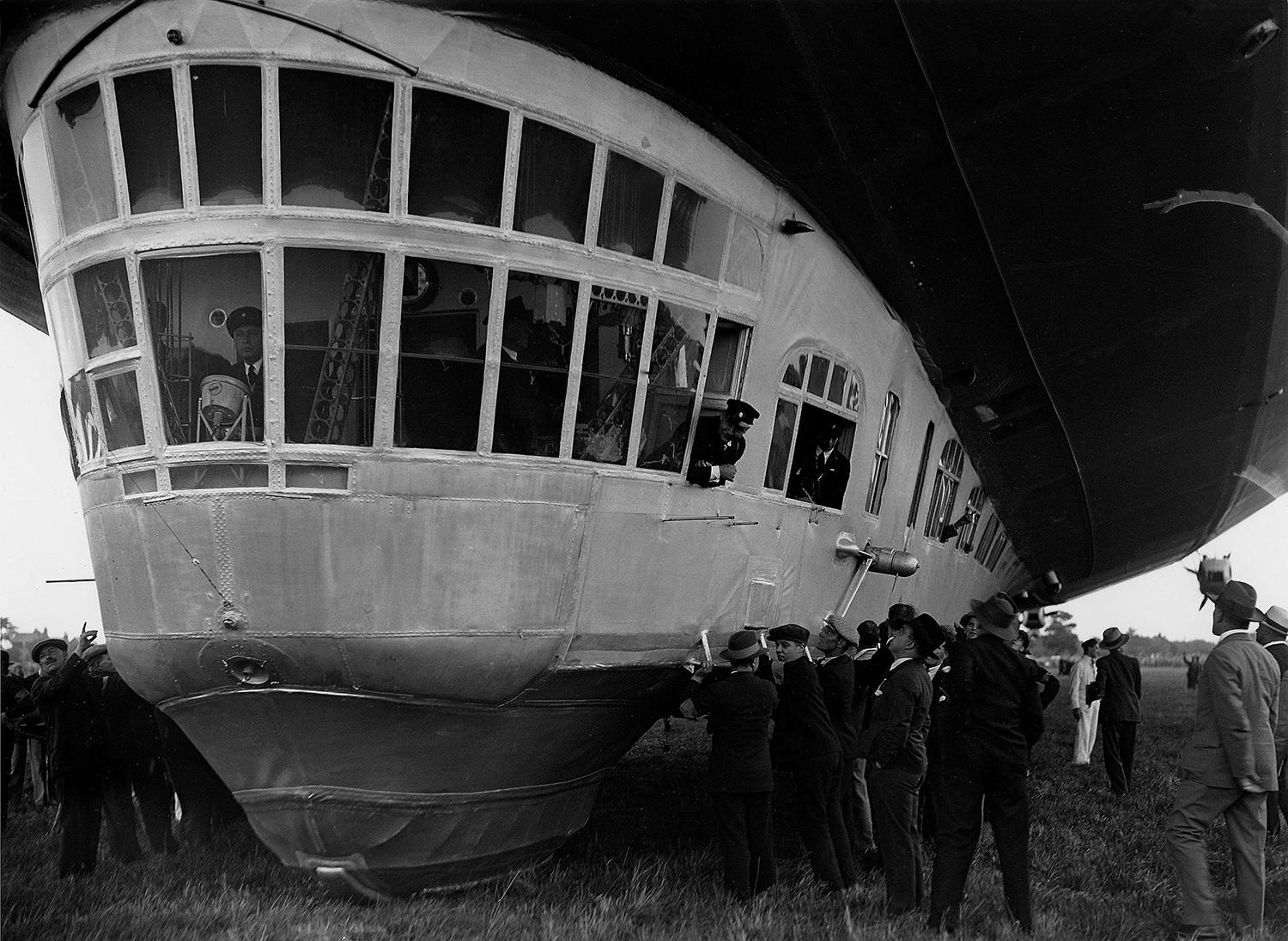 18. august 1931, Londýn: LZ 127 Graf Zeppelin, ktorému velil Hugo Eckner, neplánovane pristál v Hanworth Air Park.