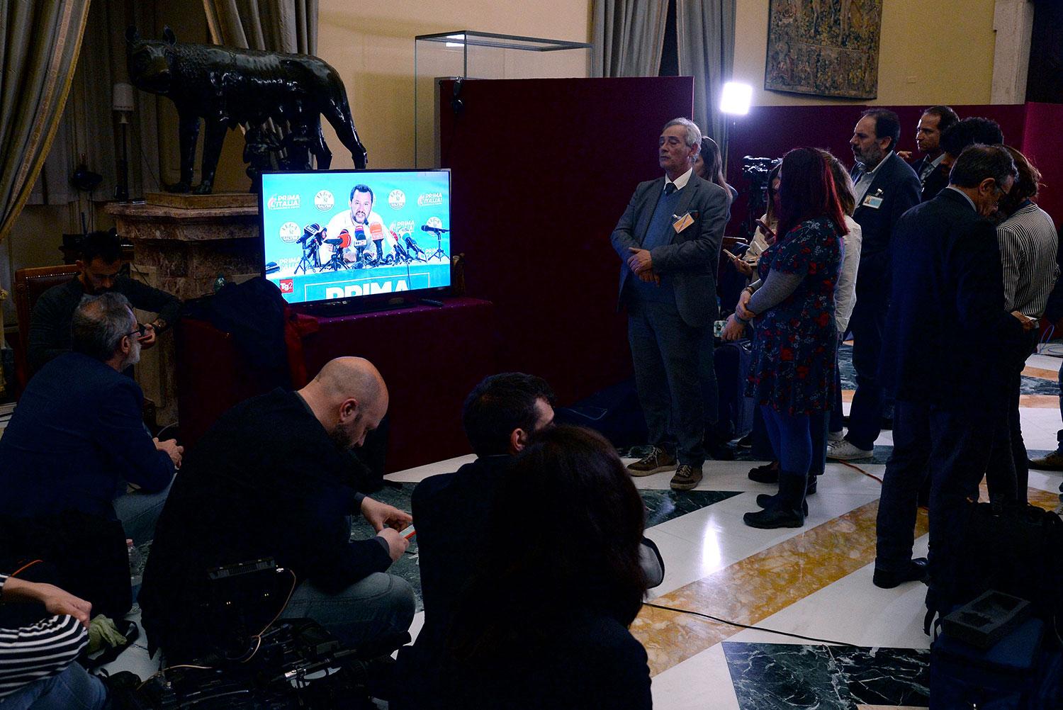 27. máj 2019 Rím, Taliansko: Novinári sledujú vyhlásenie talianskeho vicepremiéra a šéfa protiimigračnej strany Liga Mattea Salviniho a čakajú na oznámenie oficiálnych výsledkov volieb do Európskeho parlamentu.