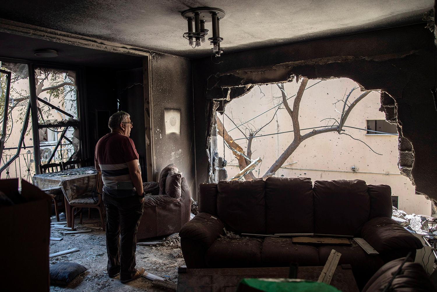 13. máj 2021 Petah Tikva, Izrael: Rodina si prezerá pozostatky svojho bytu po tom, čo bol zasiahnutý raketou z Gazy.