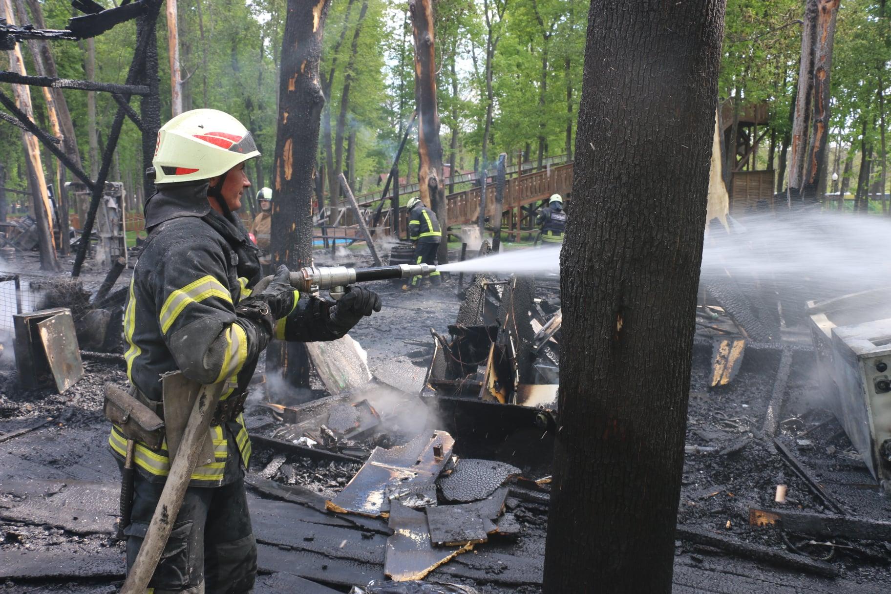 Charkovskí hasiči uhasili požiar v parku Gorkij po ostreľovaní ruskými jednotkami