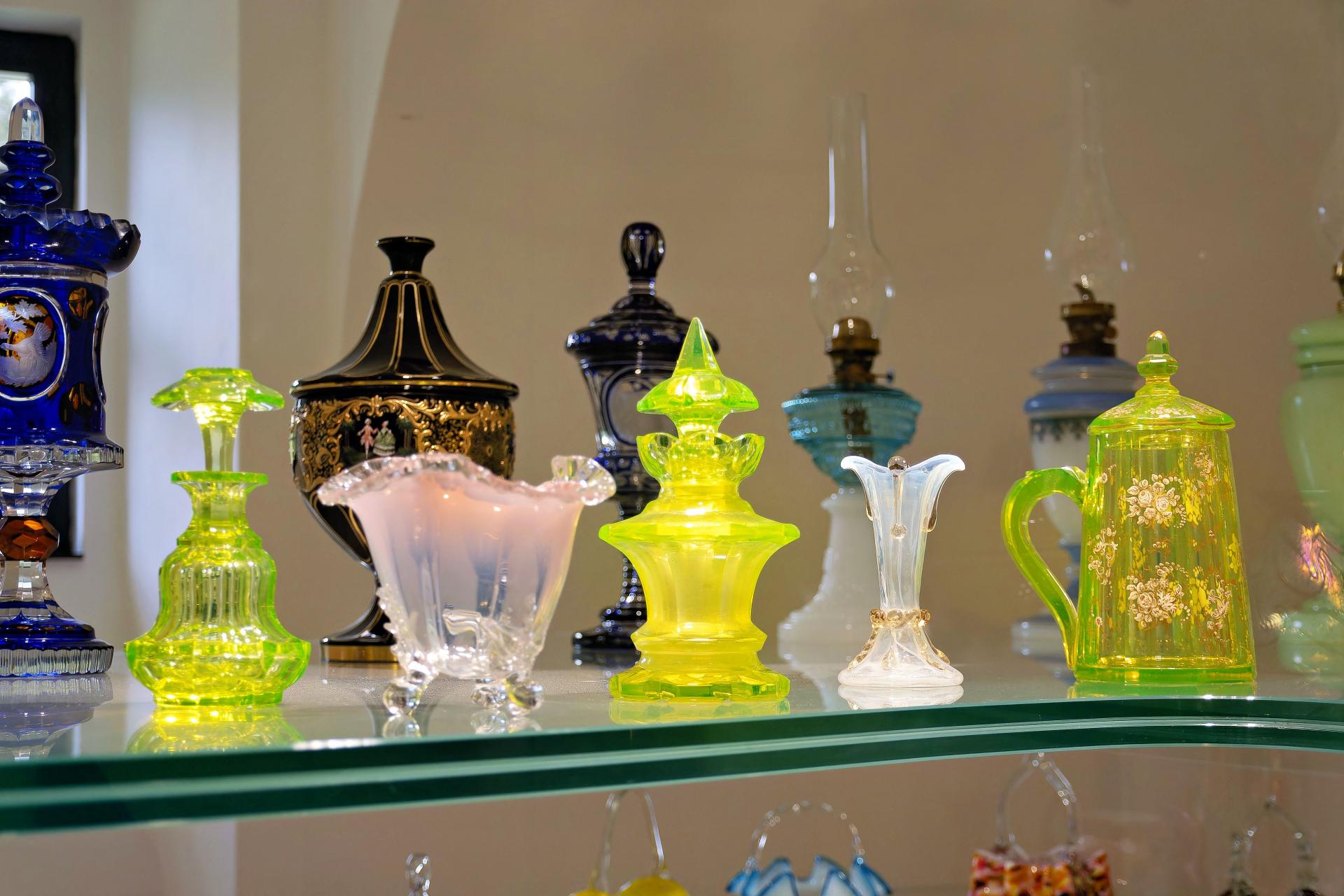 Expozícia skla v Galérii na Milovskej huti. 