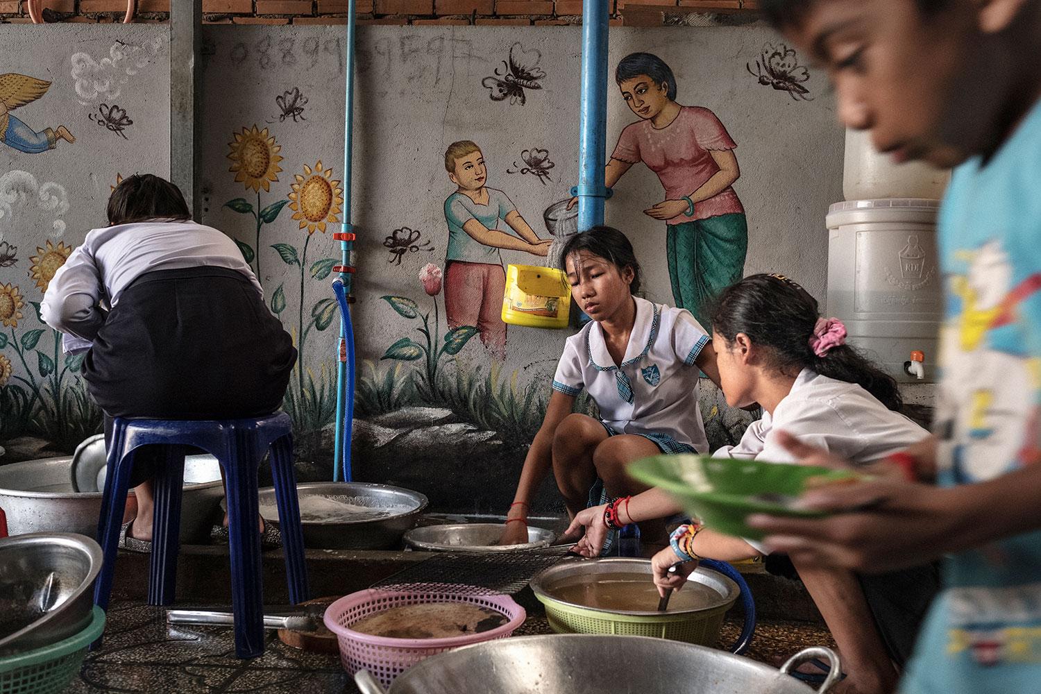 Sirotinec s klinikou pre liečbu detí s HIV House of Family v Phnom Penhe založený v roku 2003 VŠZaSP sv. Alžbety v Bratislave.