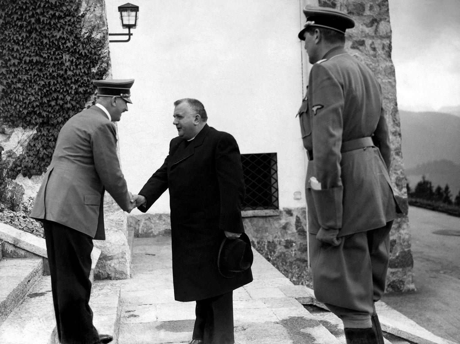 1940 Obersalzberg, Nemecko: Ríšsky kancelár Adolf Hitler víta slovenského prezidenta Jozefa Tisa sprevádzaného šéfom protokolu Alexandrom Freiherrom von Dörnbergom na schodoch svojej rezidencie a letného sídla v bavorskom Berghofe.