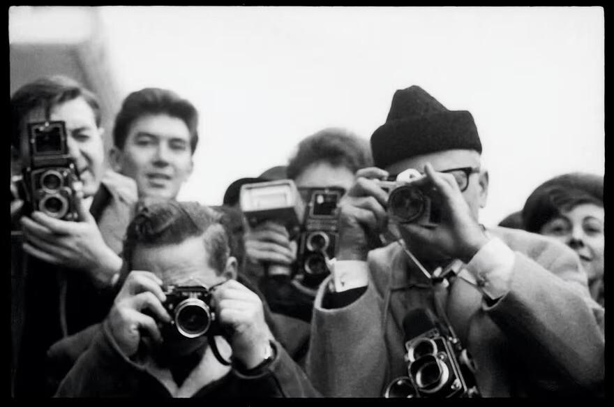 Paul McCartney - slovenský fotograf a priateľ kapely Dežo Hoffmann (vpravo), v dave v Paríži