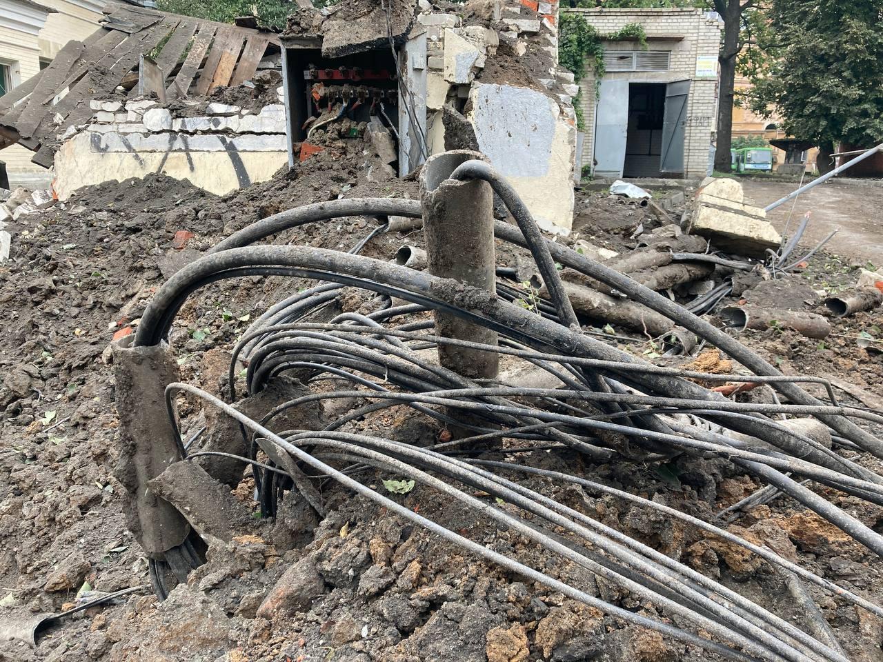 Charkov. Jednoposchodová budova a kaviareň boli poškodené raketovým útokom