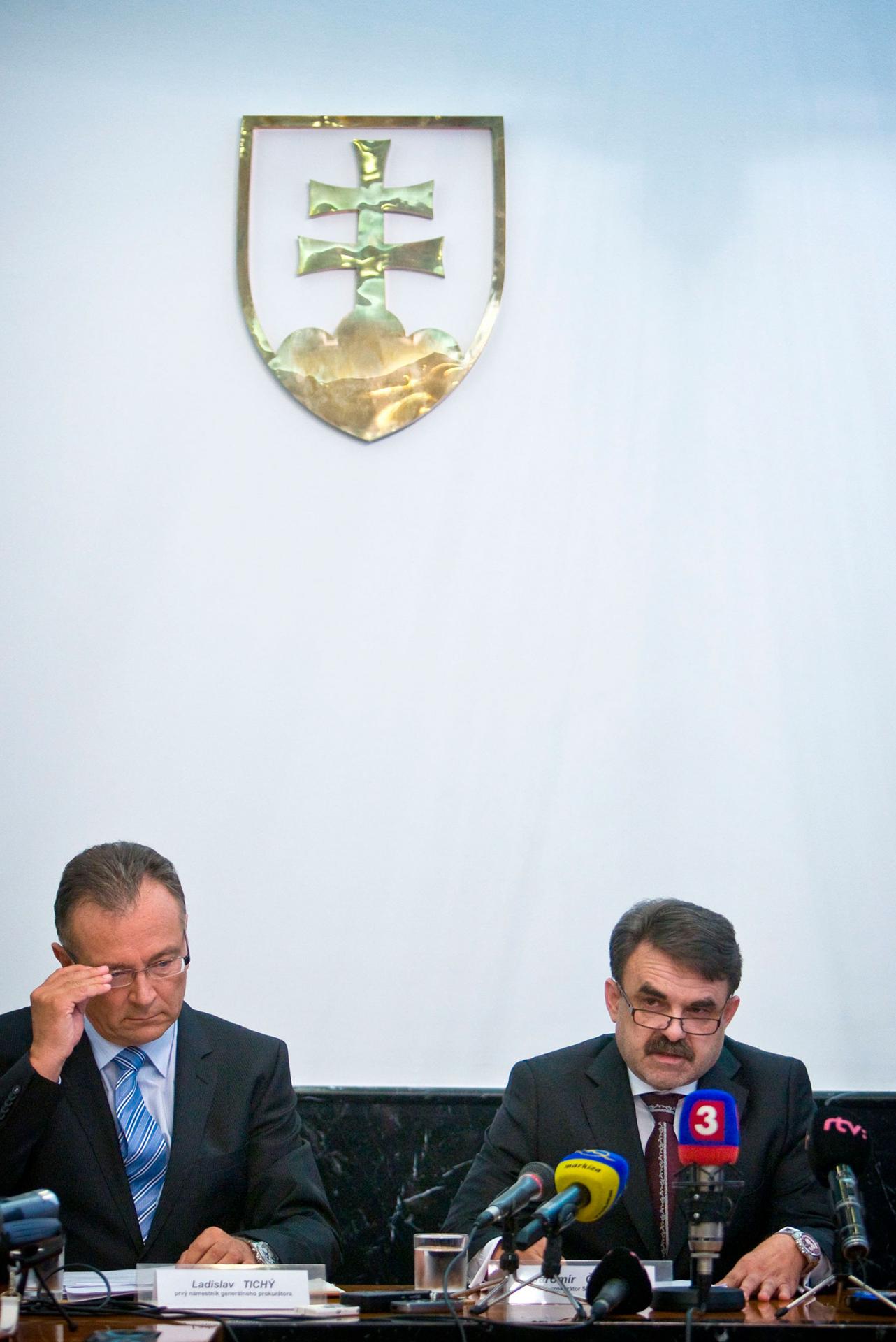 25. júl 2013 Bratislava: Generálny prokurátor Jaromír Čižnár a prvý námestník generálneho prokurátora Ladislav Tichý počas tlačovej besedy. Tichý vraj dostal pred vraždou novinára Jána Kuciaka esemesku od Mariana Kočnera.