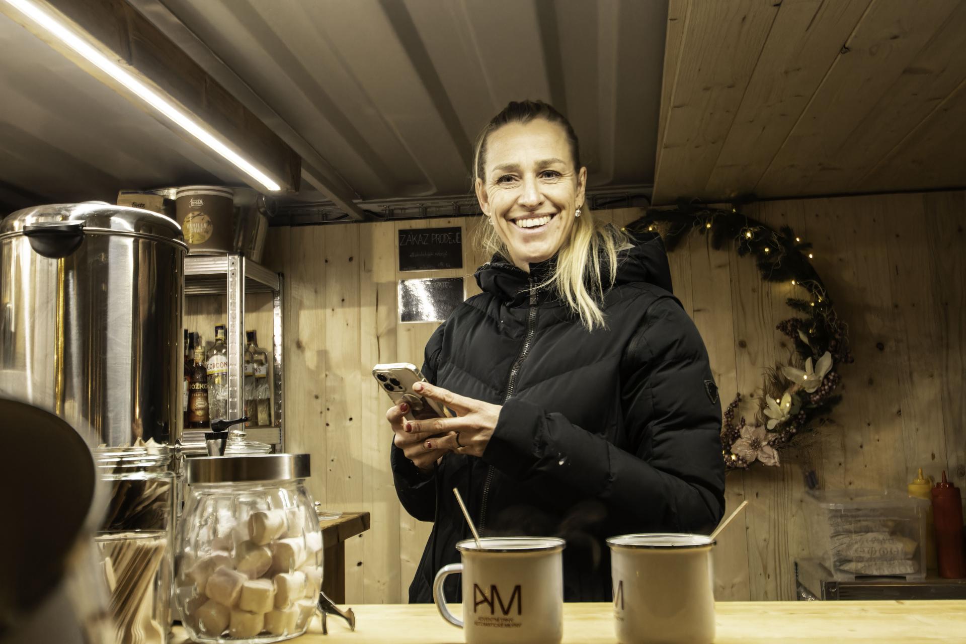 Pani Smetanová predáva varené víno v stánku