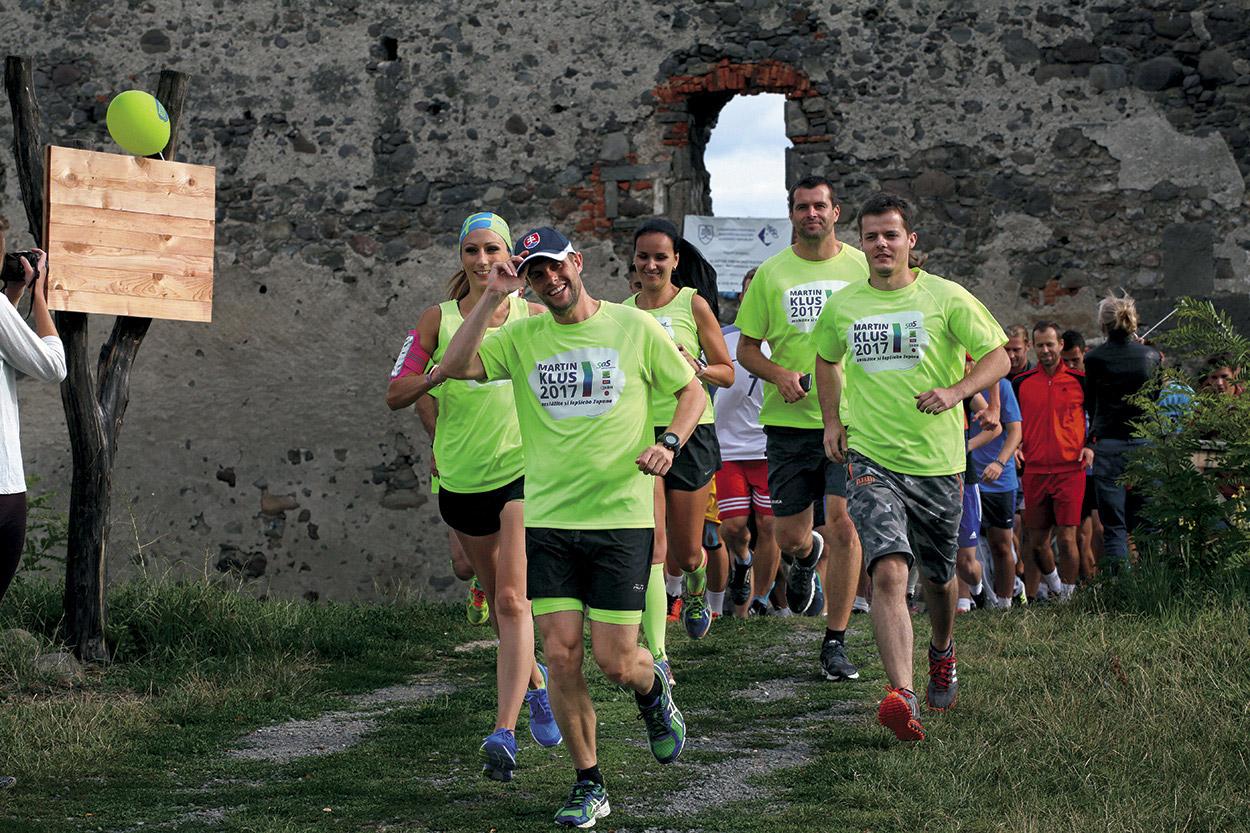 Kandidát na župana Martin Klus a desiatky nasledovateľov bežia takmer sedem kilometrov zo Bzovíka do Krupiny.