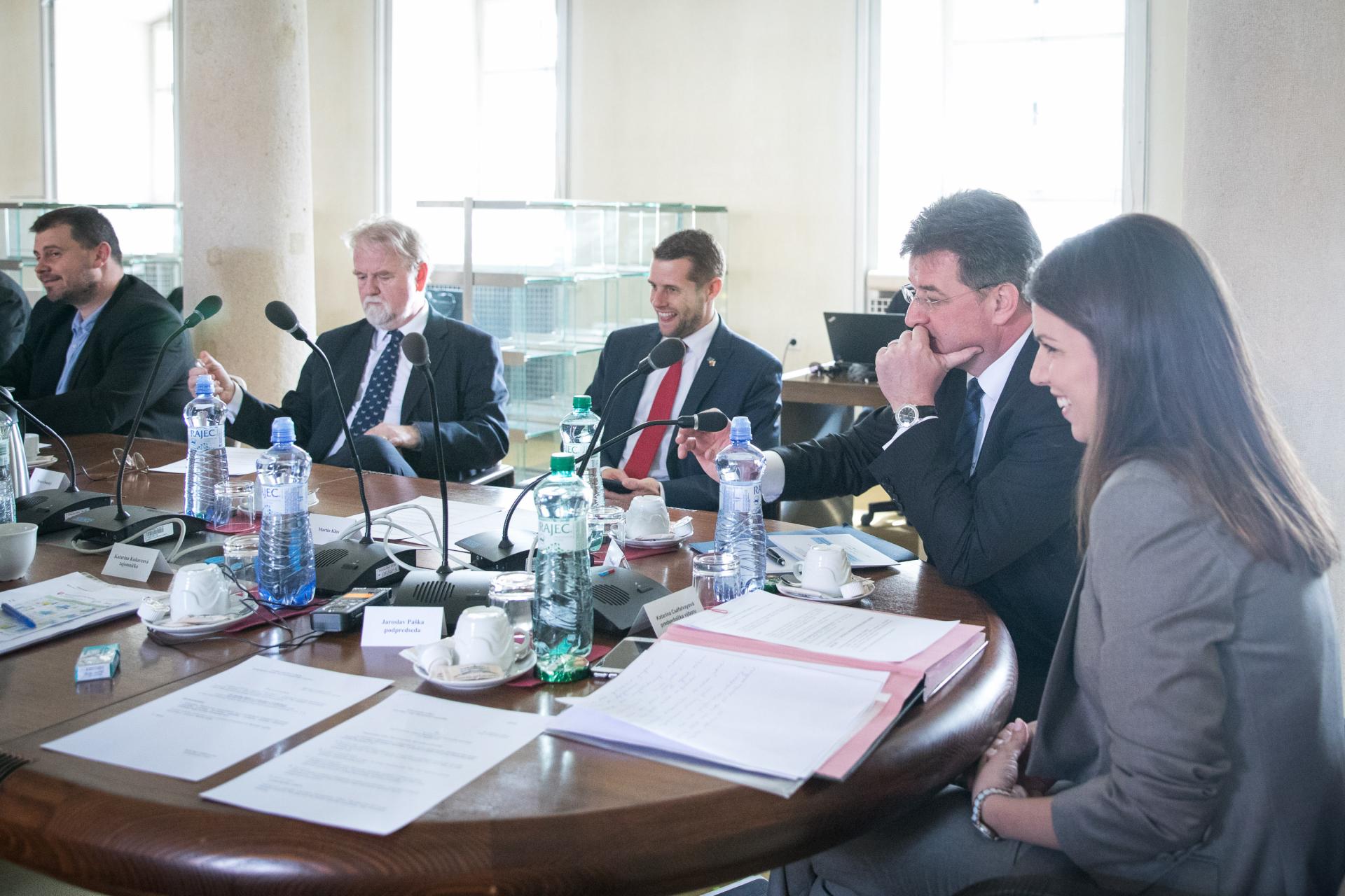 11. apríl 2018 Bratislava, Slovenská republika: Člen Zahraničného výboru NR SR Martin Klus (tretí sprava) počas zasadnutia na tému: Informácia Ministerstvo zahraničných vecí a európskych záležitostí SR o postupe Slovenska v prípade použitia zakázanej chemickej látky na pôde EÚ.