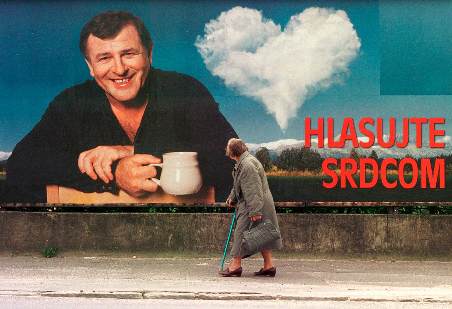 20. september 1998, Bratislava: Tvár Vladimíra Mečiara na predvolebnom bilborde. Napriek výhre HZDS nemalo s kým zostaviť vládu a šance sa chopila demokratická koalícia na čele s Mikulášom Dzurindom.