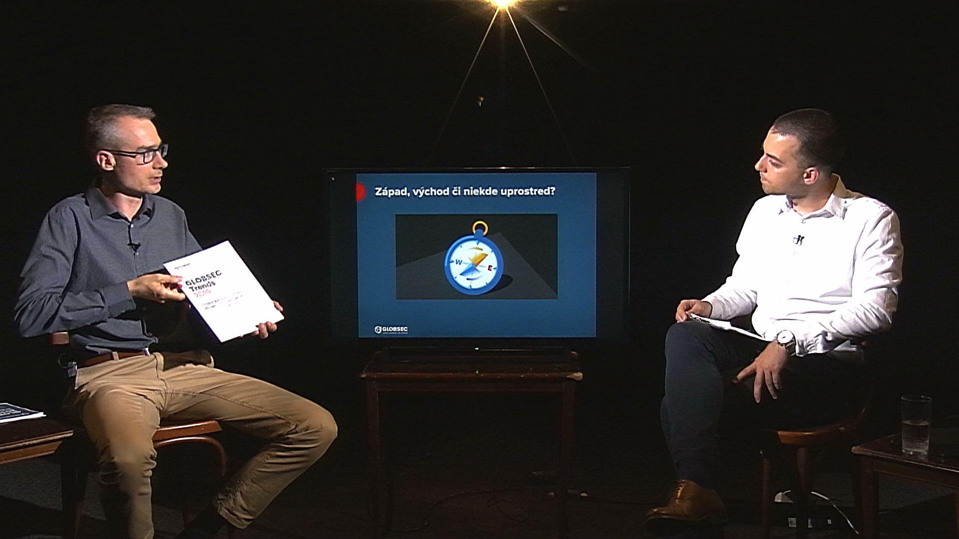 Analytik Daniel Milo predstavuje zistenia z výročnej správy GLOBSEC Trends 2019 v relácii .glóbus v štúdiu časopisu .týždeň.