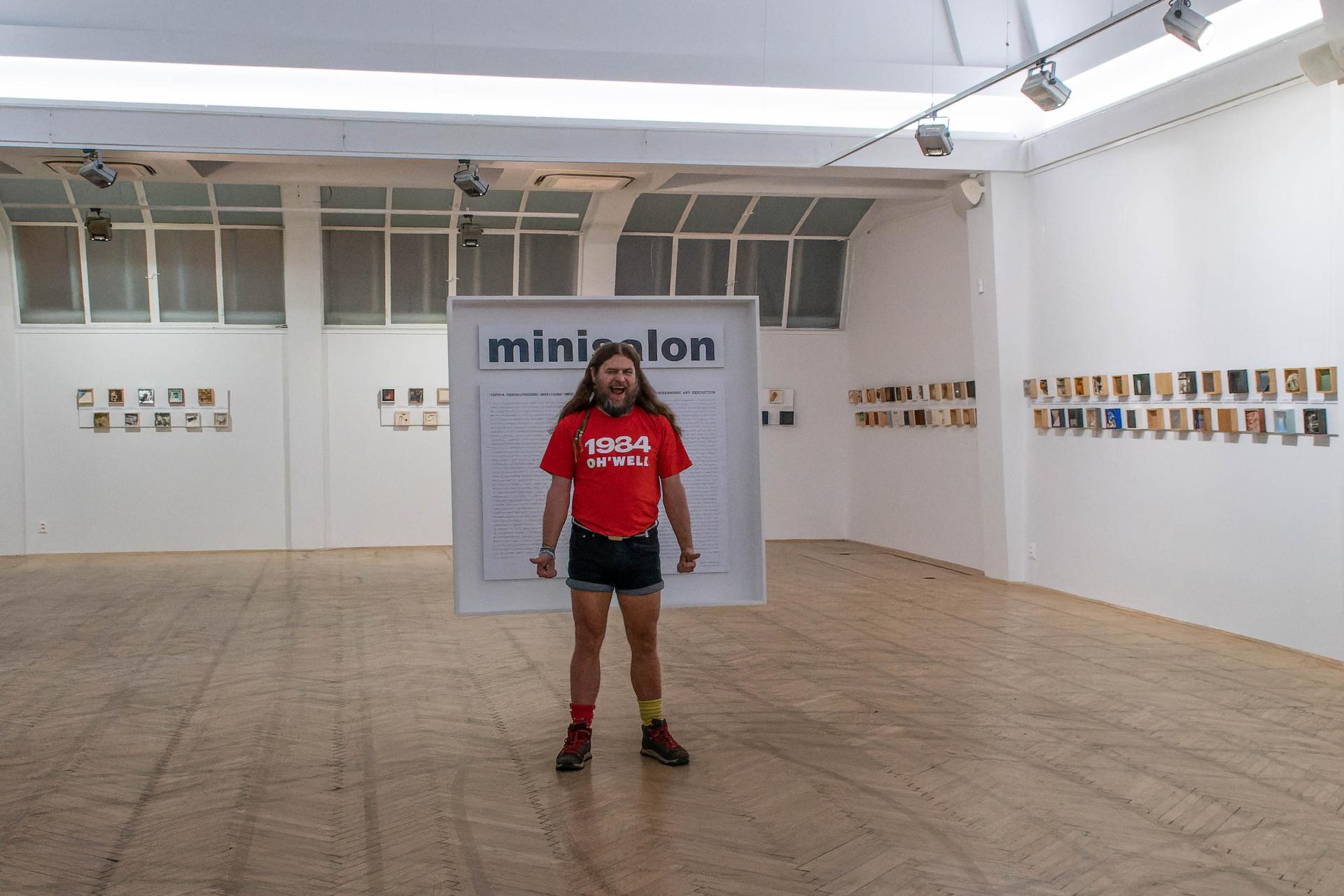 Tvorca, ktorý si hovorí JQr, režisér pripravovaného dokumentu o projekte Minisalon 15x15x5