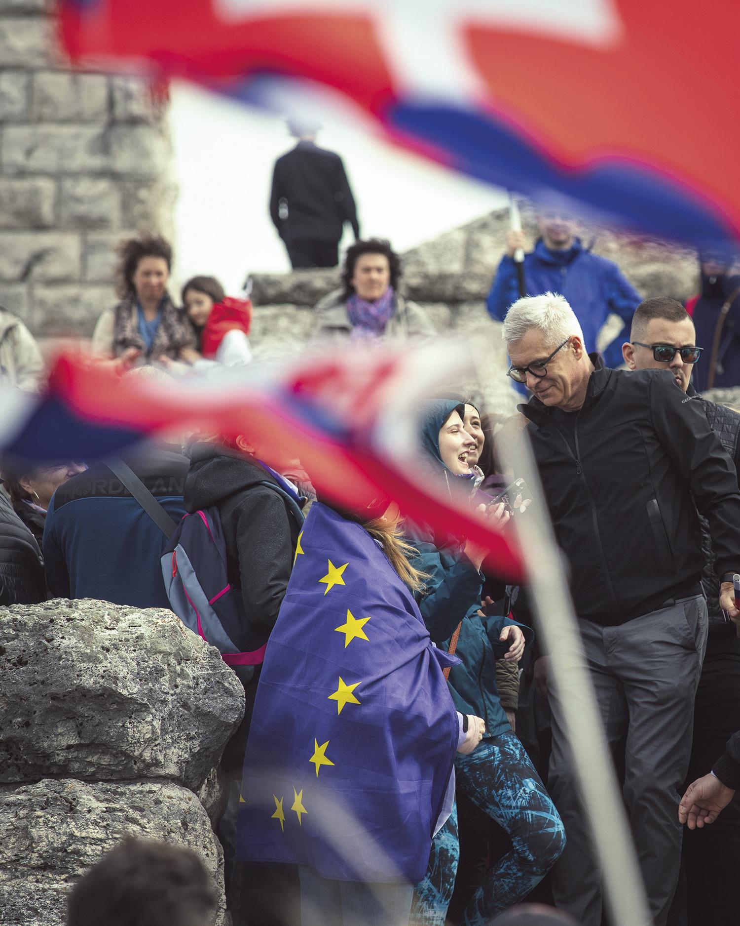 30. marec 2024, Brezová pod Bradlom: Nad Mohylou M. R. Štefánika viali slovenské vlajky, ale aj vlajky EÚ.