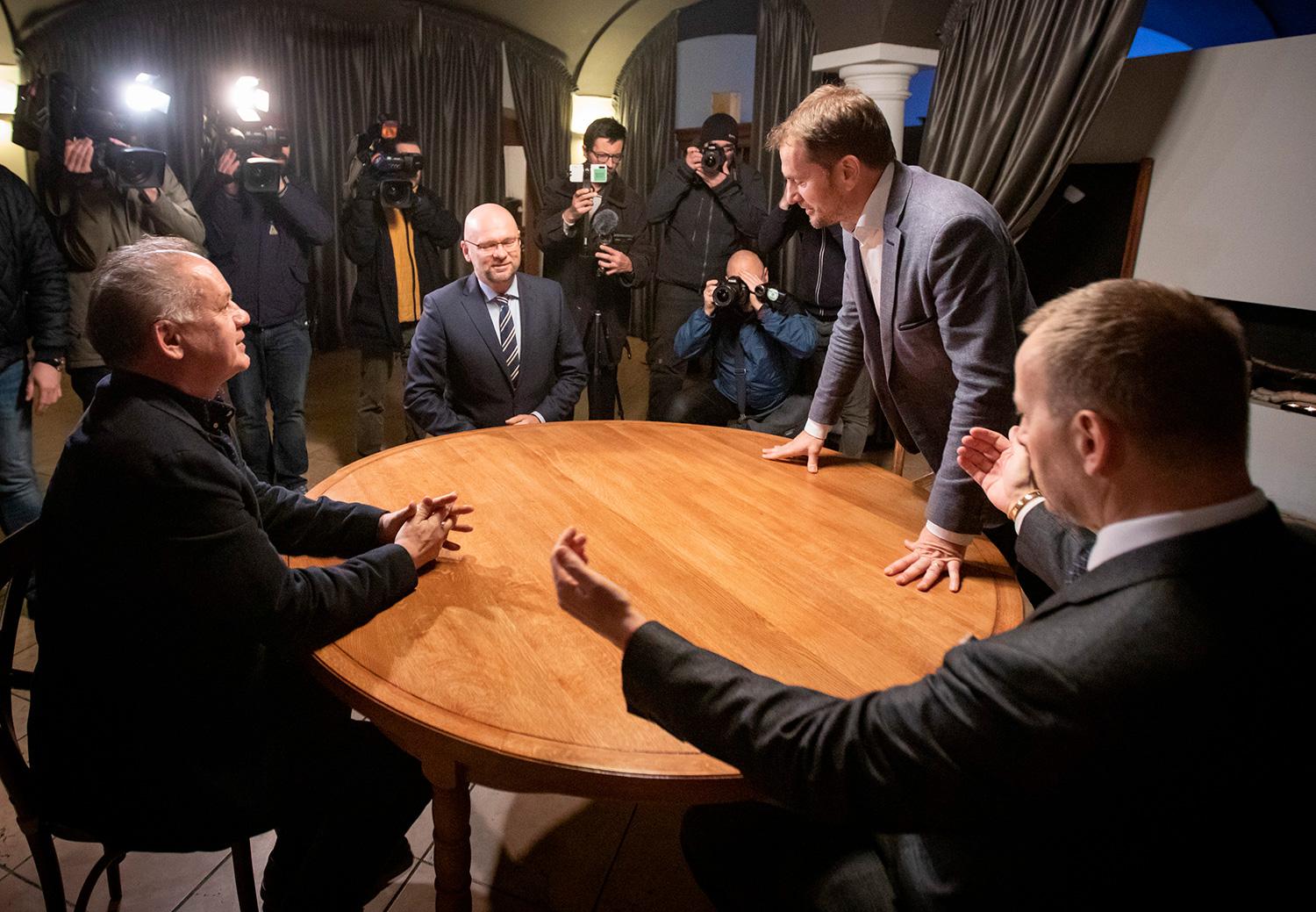 5. marec 2020 Bratislava: Predsedovia strán Za ľudí Andrej Kiska, Sloboda a Solidarita Richard Sulík, OĽaNO Igor Matovič a Sme rodina Boris Kollár začali prvýkrát spoločne rokovať o zostavení budúcej vládnej koalície pri stole, ktorý Igor Matovič rezervoval ešte pred voľbami.