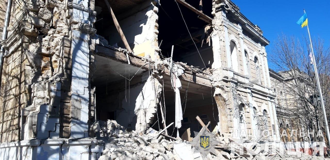 Mykolajiv. Obytné budovy poškodené raketovou paľbou