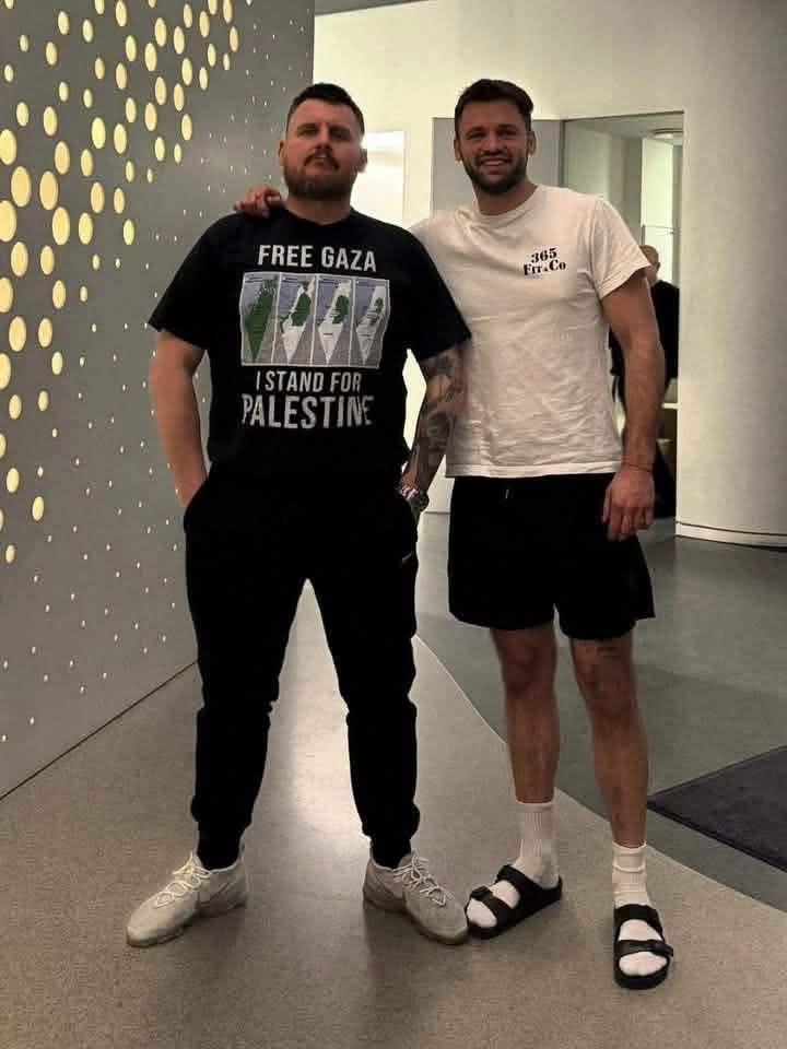 Propalestínske tričko si obliekol aj odsúdený extrémista a antisemita Daniel Bombic.