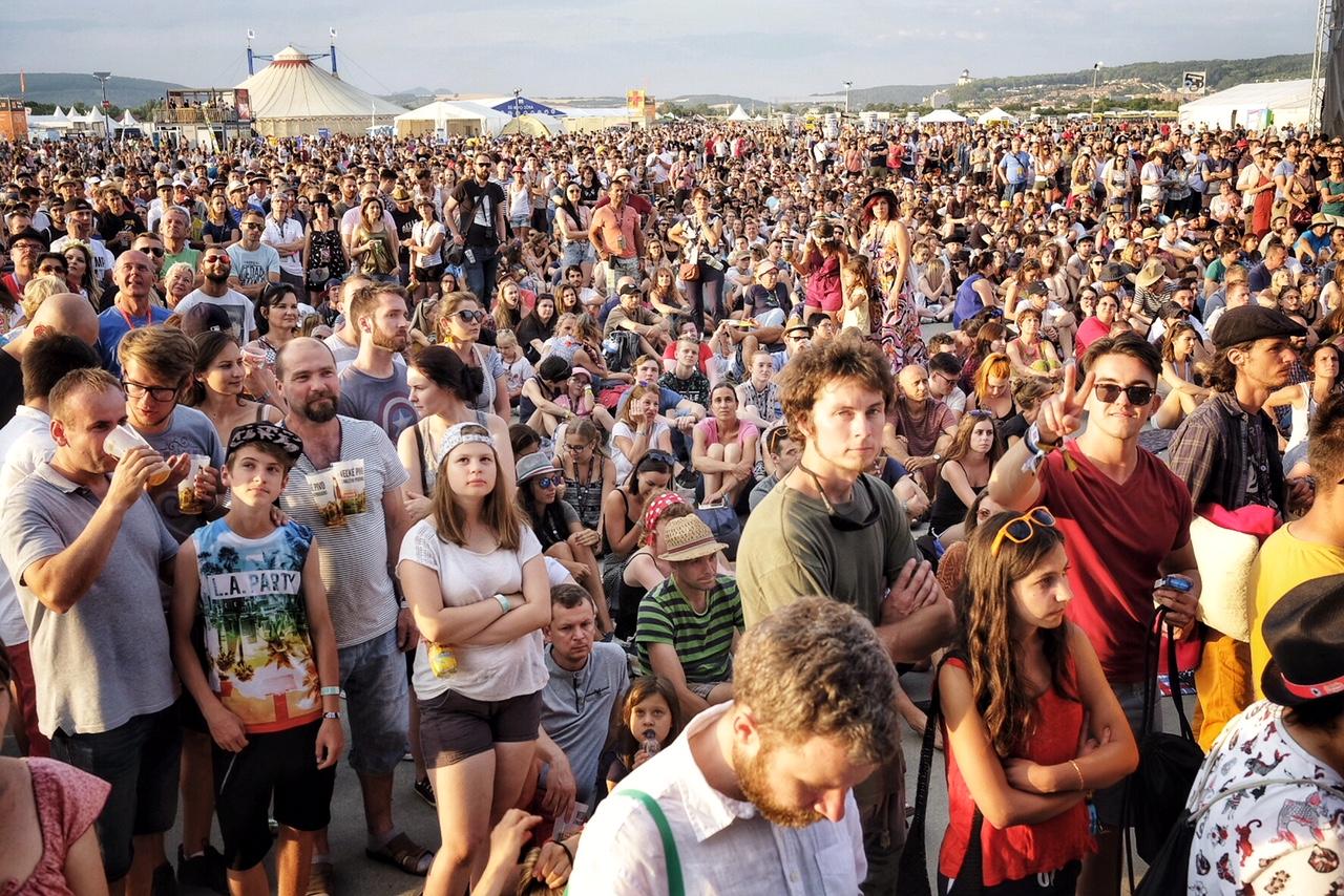 Festival sa netradične zaplnil už vo štvrtok. Na otvárací koncert za Jána Kuciaka a Martinu Kušnírovú prišli tisíce ľudí