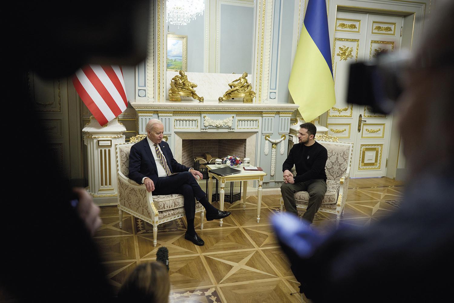 20. február 2023 Kyjev, Ukrajina: Americký prezident Joe Biden pricestoval do ukrajinskej metropoly rok od začatia ruskej invázie na Ukrajinu, aby osobne Volodymyrovi Zelenskému demonštroval podporu USA.