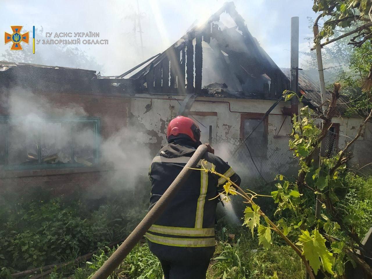 Záporožská oblasť. Likvidácia požiarov v obytných budovách v dôsledku ruského ostreľovania