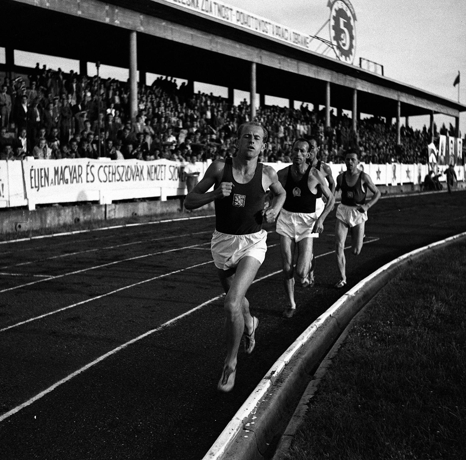 8. júl 1950 Bratislava: Emil Zátopek na čele pretekárov v behu na 10 000 m počas ľahkoatletického stretnutia ČSR – Maďarsko. Bol prvým človekom na svete, ktorý zabehol 10 km pod 29 minút a 20 km pod jednu hodinu.