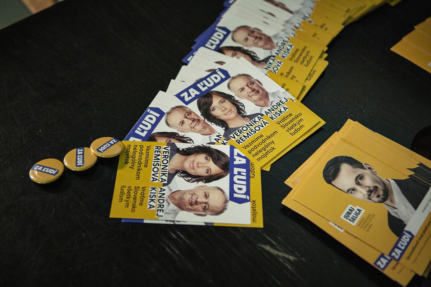 19. február 2020 Brno: Propagačné materiály strany Za ľudí na predvolebnom mítingu. Slušná politika na Slovensku na populizmus nestačí.