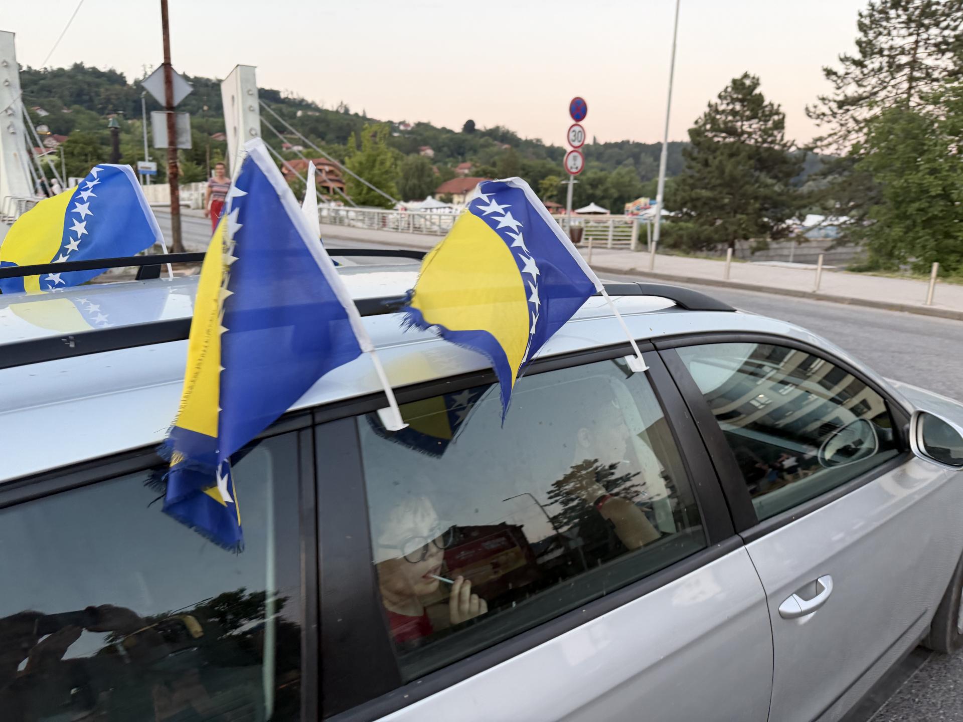 Bosnianske vlajky sú v Tuzle na každom kroku.