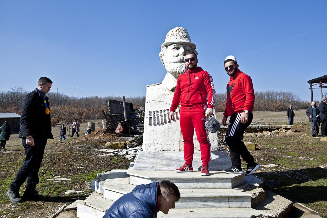 Prekaz v oblasti Drenica je najpietnejšie miesto kosovských Albáncov, Adema Jashariho nazývajú „legendárny veliteľ“. Pre Srbov je terorista.
