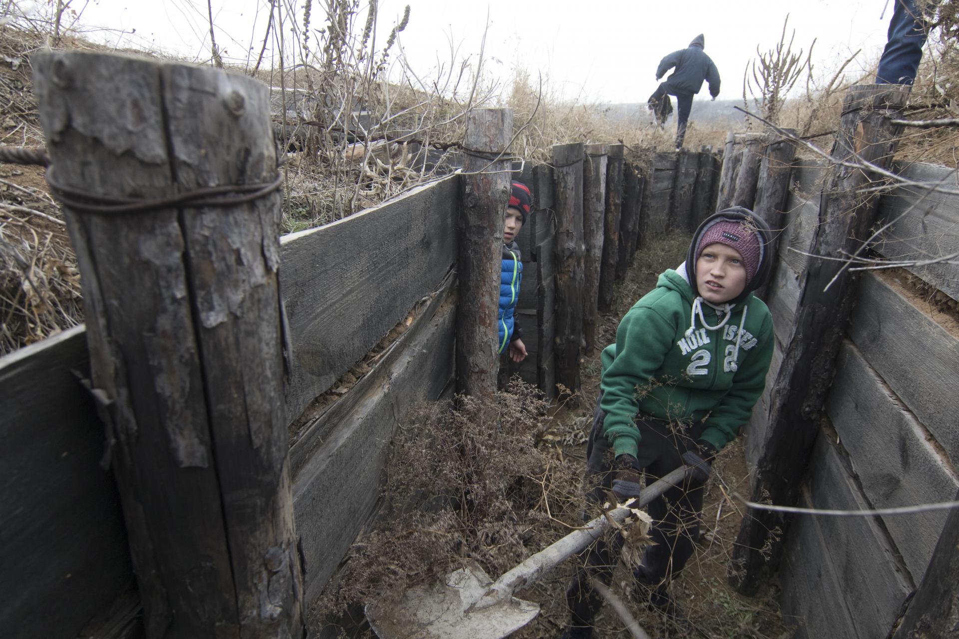 Rybatske, 26. november 2018. Deti zo sirotinca pomáhajú stavať barikády v dedine 25 kilometrov od Mariupoľa.