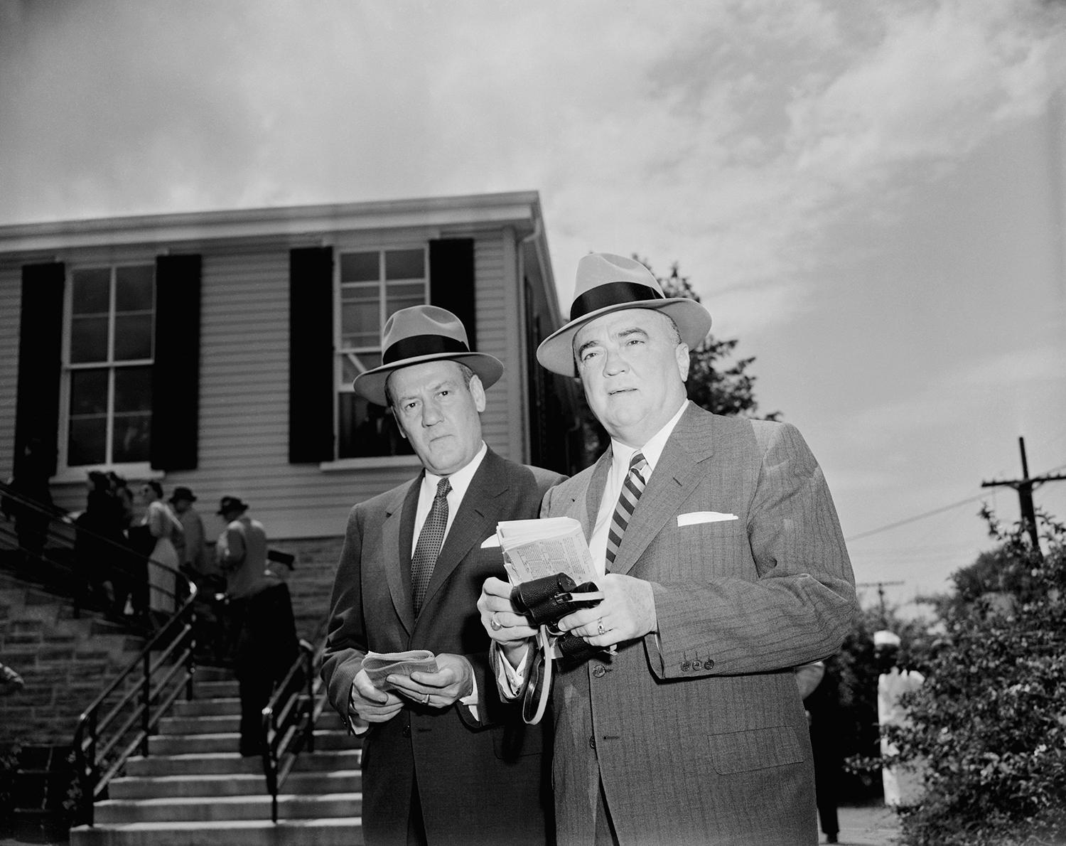 22. máj 1954 Baltimore, USA: Riaditeľ FBI J. Edgar Hoover (vpravo) a jeho asistent Clyde Tolson na dostihoch v areáli Pimlico Race Track. Od 40. rokov kolovali klebety o ich údajnom homosexuálnom vzťahu.