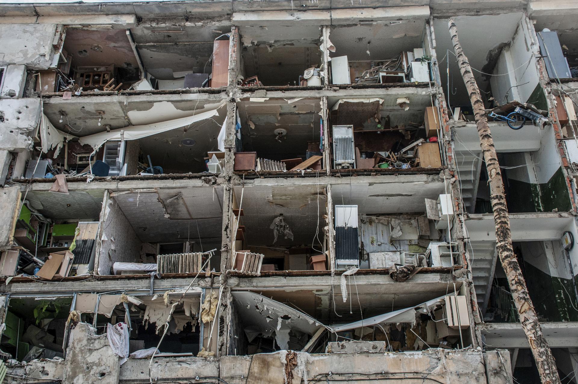 Zničená bytovka po bombardovaní: Charkov, 13.3.2022