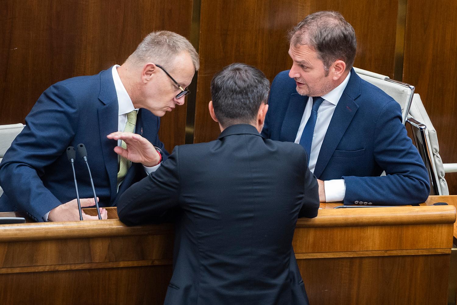 13. september 2022 Bratislava: Predseda NR SR Boris Kollár, predseda vlády Eduard Heger a minister financií Igor Matovič počas debaty v parlamente. Bez Sulíkových poslancov sa budú zákony schvaľovať ťažko.