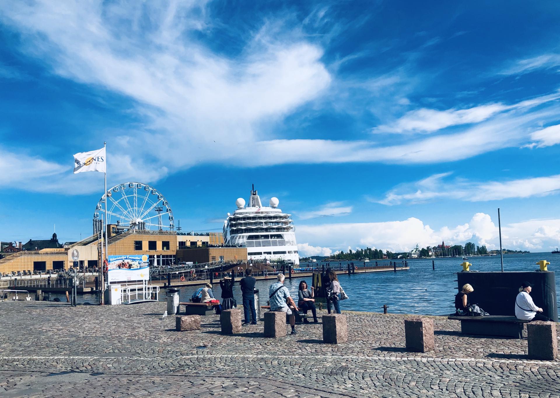 2. júl 2019 Helsinki, Fínsko: Prístav vedľa námestia s trhoviskom v centre Helsínk. Kotvia tu veľké výletné lode aj trajekty, ktoré vozia ľudí na okolité ostrovy.