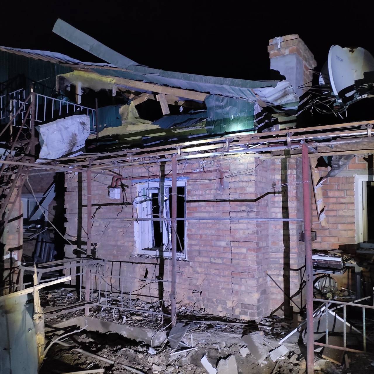 Nikopol, mesto v Dnepropetrovskej oblasti: zničený dom, garáž a okolie po ostreľovaní (1).