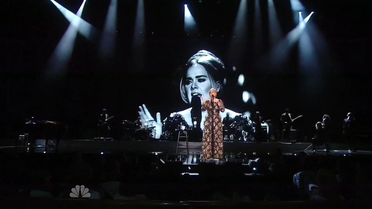 December 2015: Britská speváčka Adele počas koncertu v Los Angeles. (foto: XPUSJP/profimedia)