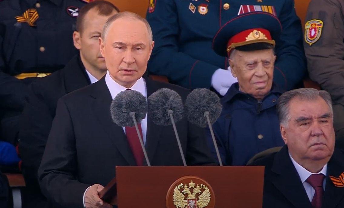 Prehliadka vrahov, žlče a klamstiev v bažine. Zelenský z Kyjeva zasypal urážkami ruské oslavy Dňa víťazstva