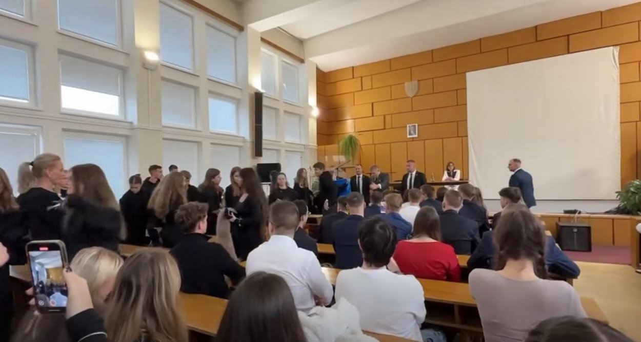 Fico diskutoval so študentmi, keď ich vyzval, aby išli bojovať na Ukrajinu, časť z nich odišla štrngajúc kľúčmi