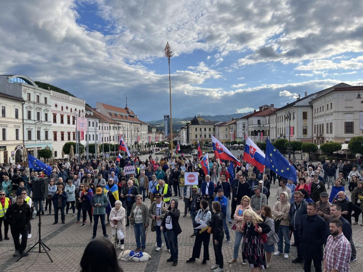 V Banskej Bystrici sa dnes uskutočnil ďaľší protest Dosť bolo Fica!