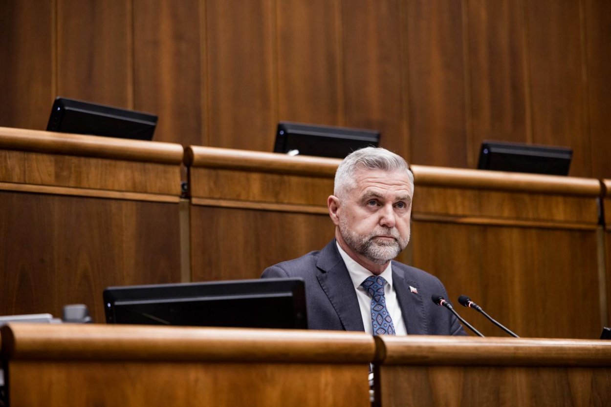 PS podľa Smeru-SD využíva v politickom boji mladých ľudí a šíri nenávisť – čo to znamená podľa Mareka Bartoneka