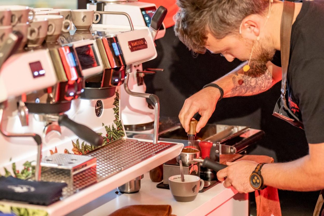 6 nápojov, 12 minút: najdynamickejšia kávová súťaž prichádza do Budapešti 