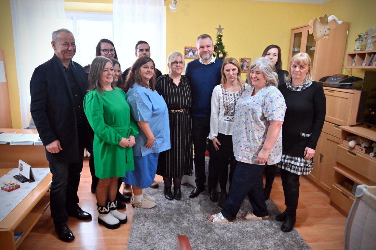 Pellegrini navštívil na Štedrý deň deti a seniorov