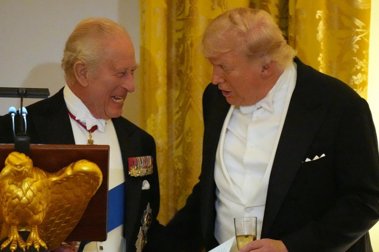 „Bez Britov by ste hovorili po francúzsky,“ žartoval Karol III. na večeri s Trumpom