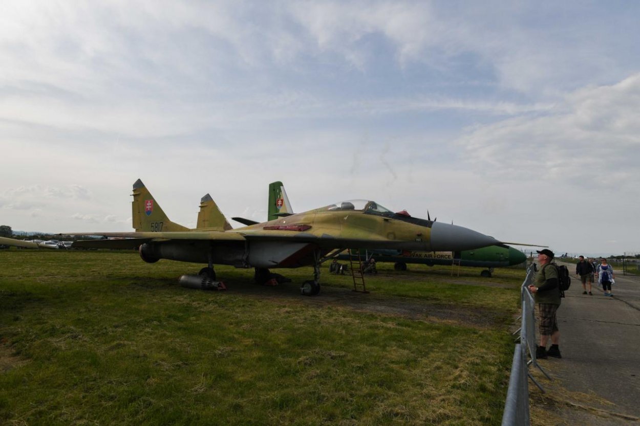 Prelety dronov nad vojenskými objektmi budú zakázané