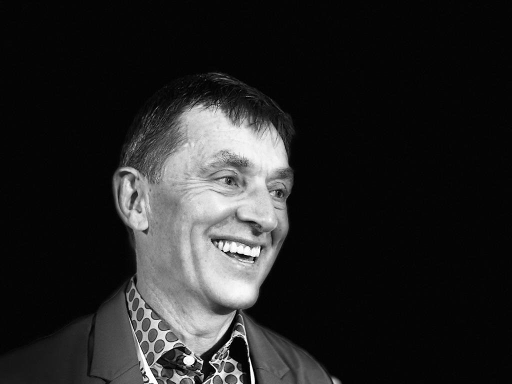 „Viesť vojnu proti vapingu je absurdný nezmysel,“ hovorí Mark Tyndall, kanadský expert na harm reduction.