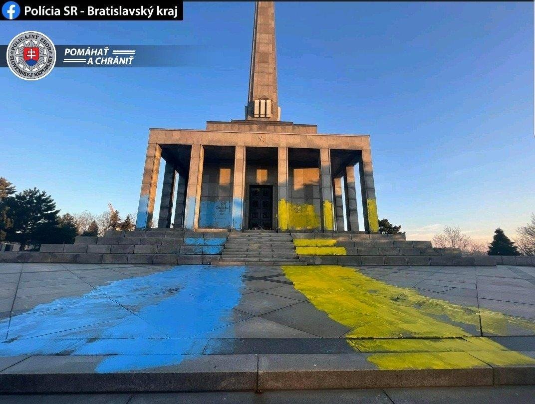 Farby ukrajinskej vlajky na Slavíne sú výzvou občanov SR, aby Rusko skončilo vojnu na Ukrajine