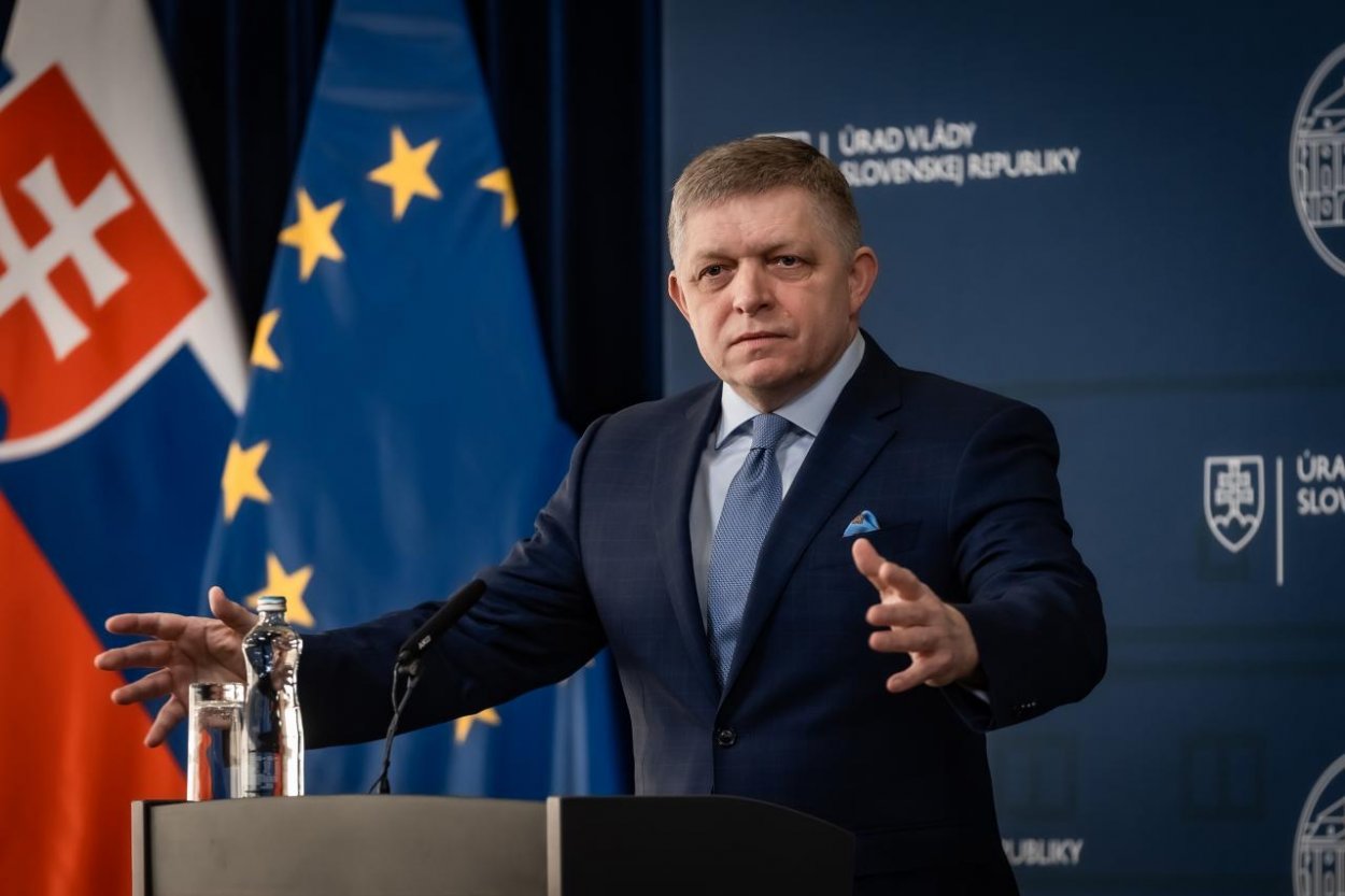 Fico vyjadril podporu Vučičovi, ulica podľa neho nesmie meniť výsledky volieb