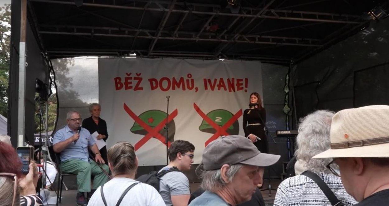 Pred ruskou ambasádou v Prahe si ľudia pripomenuli okupáciu a podporili Ukrajinu