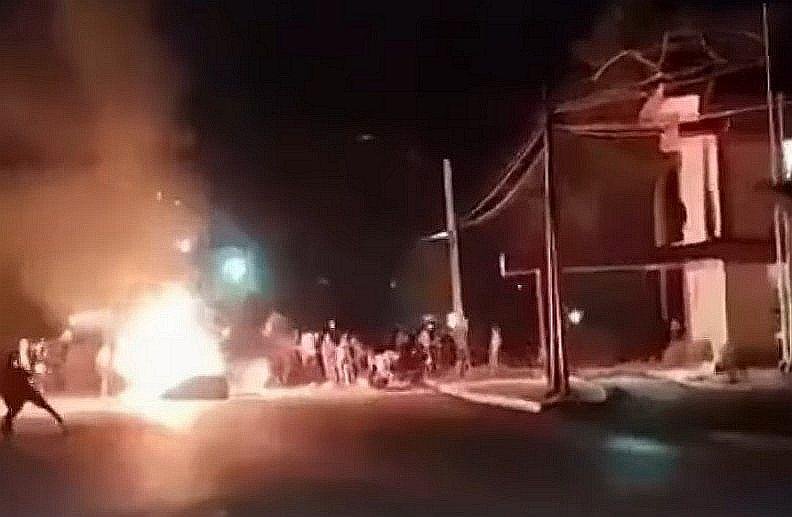 Protesty na Kube eskalujú. Demonštranti vyrabovali kanceláriu komunistickej strany